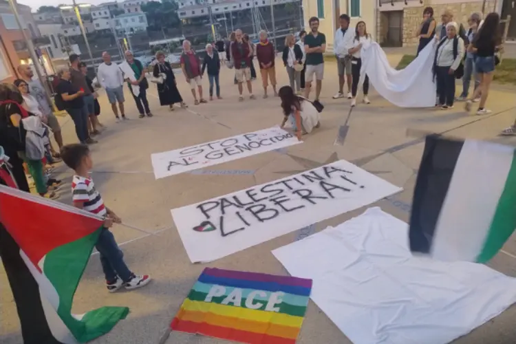 La fiaccolata e gli striscioni a Stintino (foto Pala)
