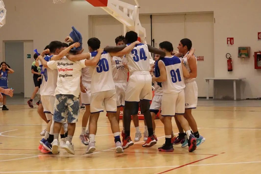 Un momento dei festeggiamenti in casa Azzurra dopo la vittoria del titolo regionale Under 17 gold